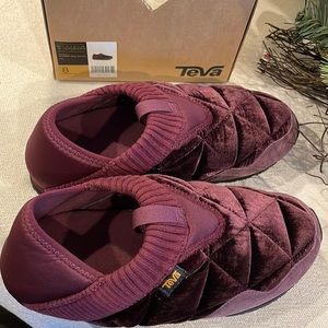New womens moc velvet teva FIG size 8